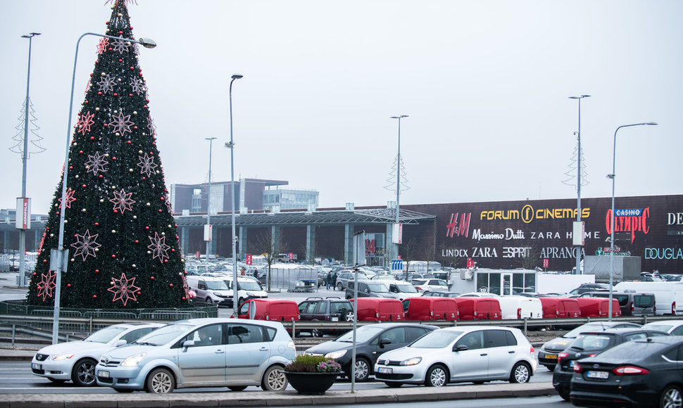 Sausakimšos automobilių stovėjimo aikštelės prie prekybos centrų Vilniuje