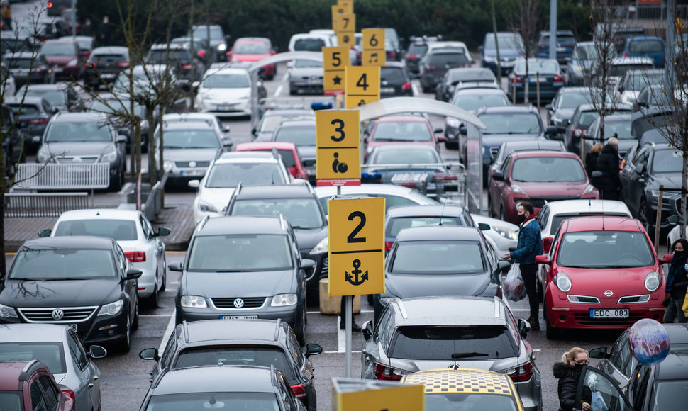 Sausakimšos automobilių stovėjimo aikštelės prie prekybos centrų Vilniuje