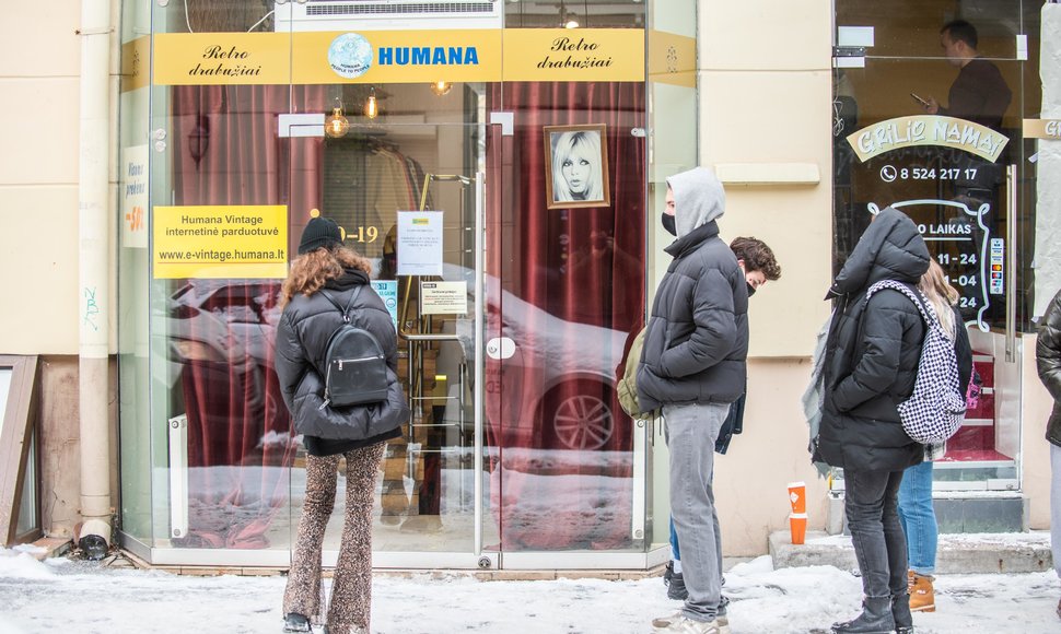 Vilniuje prie vėl atsidariusios parduotuvės „Humana“ rikiuojasi eilės