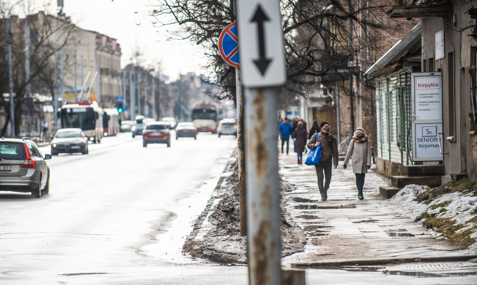 Sostinės gatvėse baigia nutirpti sniegas