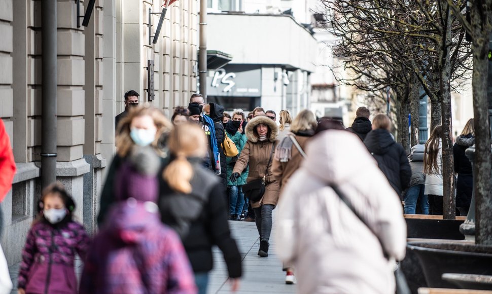 Eilės prie  prekybos centrų