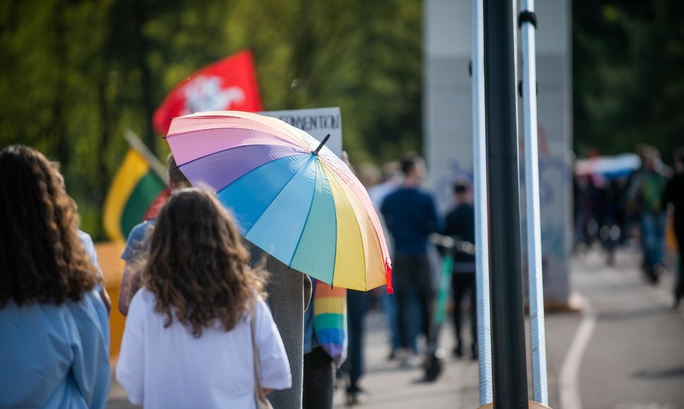 Vykstant Didžiajam šeimos gynimo maršui rinkosi ir reiškiantieji palaikymą LGBT bendruomenei