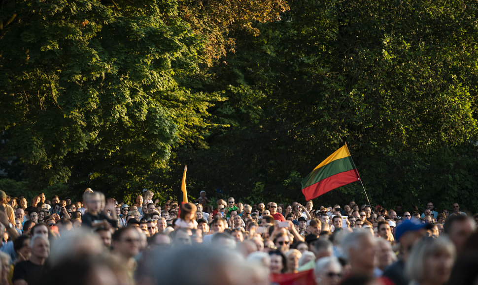 „Vardan tos Lietuvos vienybė težydi“ tautiškos giesmės giedojimas