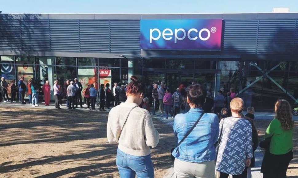 Prie parduotuvės nusidriekė pirkėjų eilė, bet „Pepco“ taip ir nebuvo atidaryta