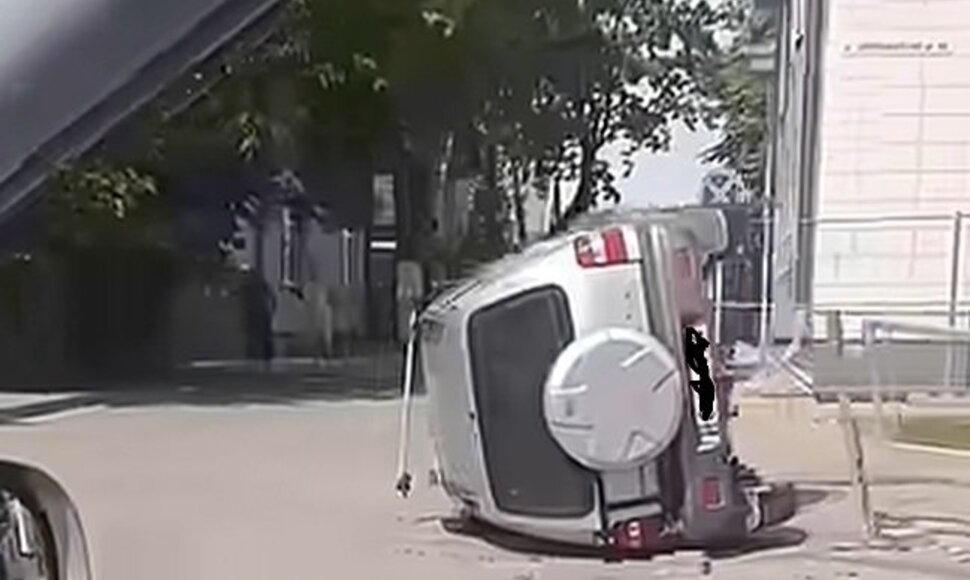 Kaune apsivertė automobilis STOP kadras 