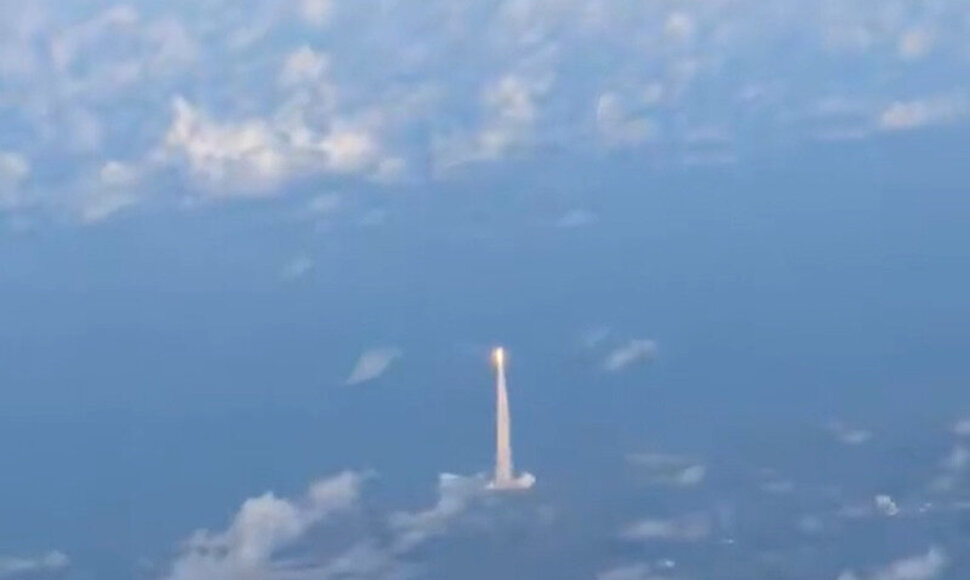 „Artemis II“ vaizdas pro lėktuvo langą