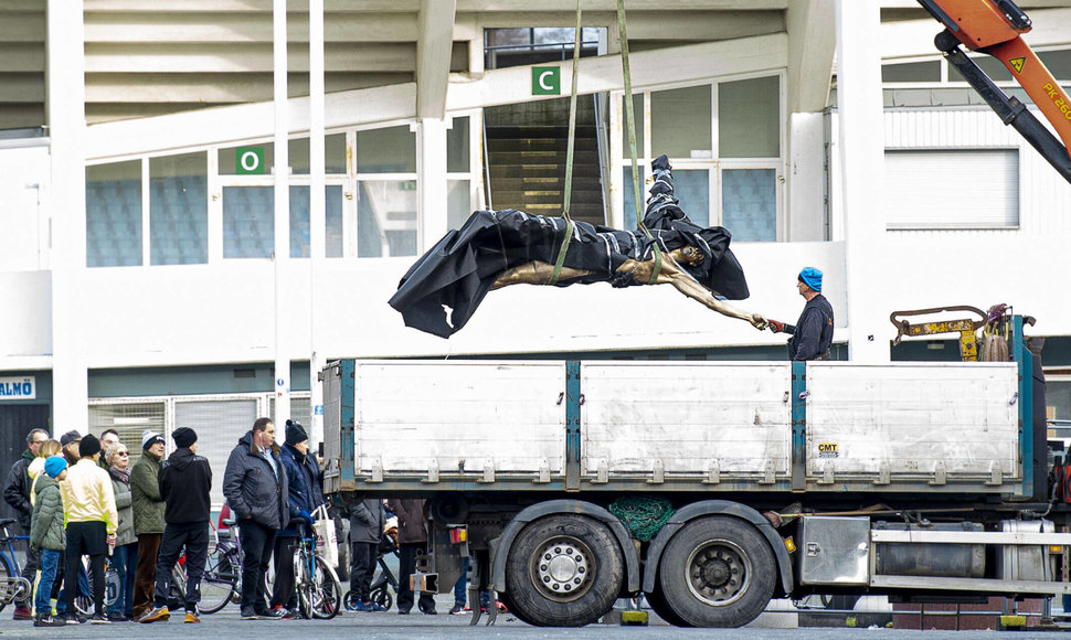 Išvežama Zlatano Ibrahimovičiaus skulptūra