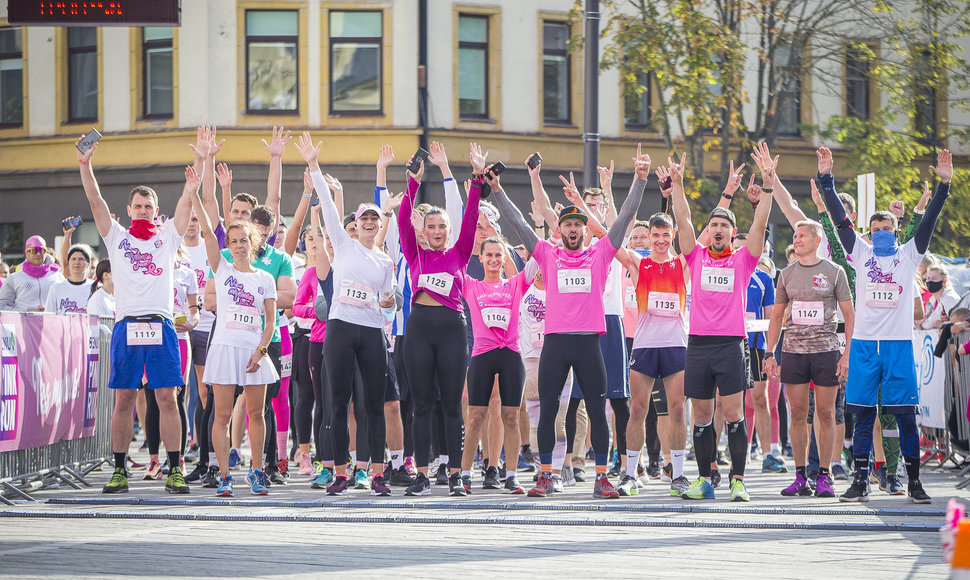 „Pink run“ bėgime dalyvavo rekordinis bėgikų skaičius