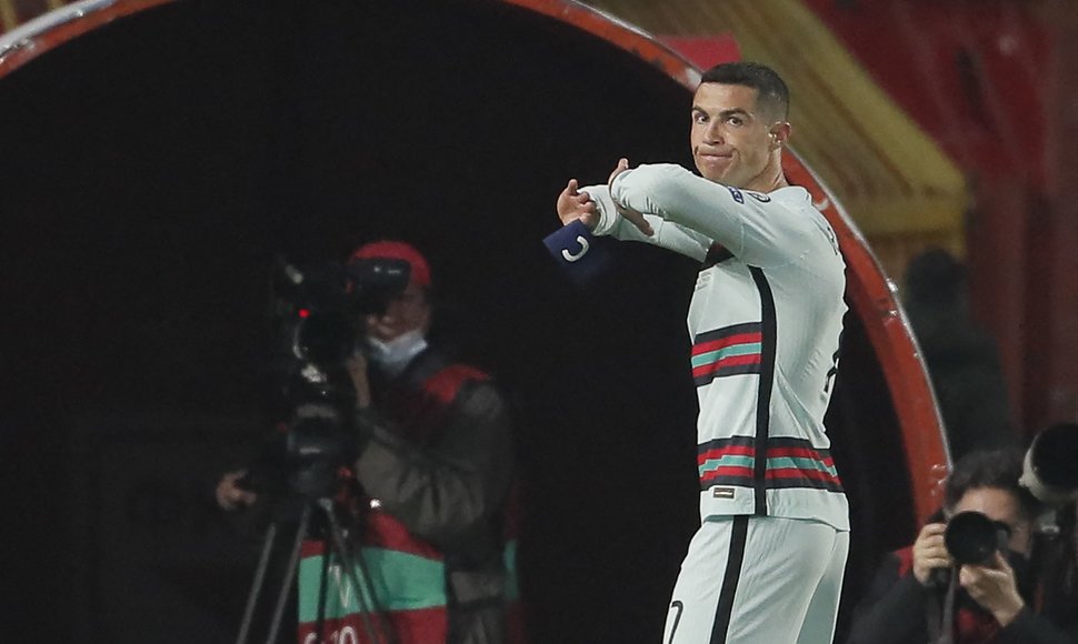 Cristiano Ronaldo sviedžia kapitono raištį