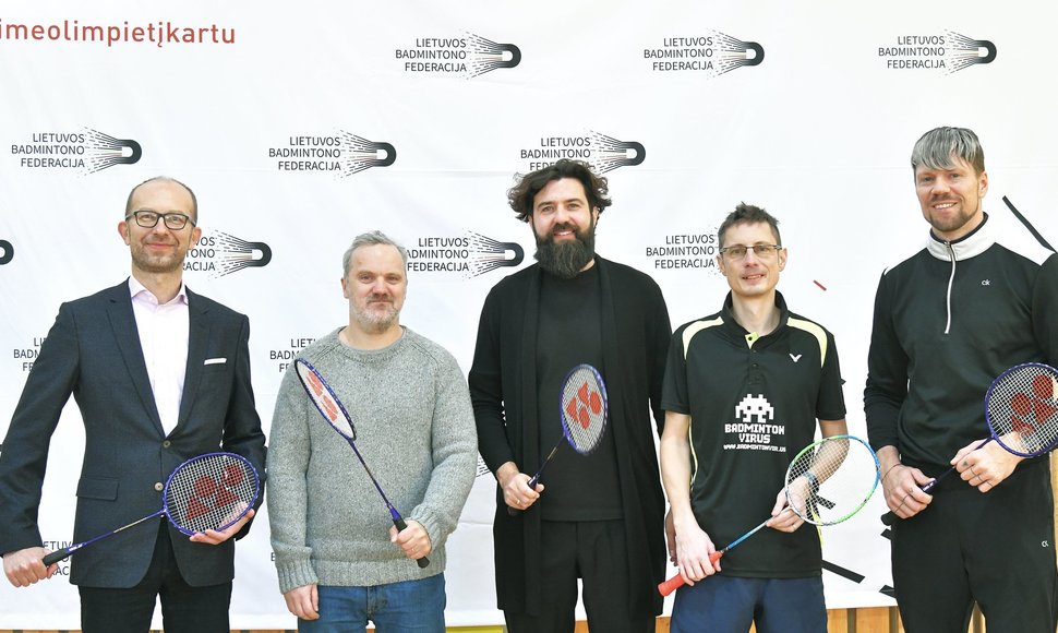 (Iš kairės) Vilniaus m. savivaldybės vicemeras T. Gulbinas, projekto ambasadorius G. Savickas, Lietuvos badmintono federacijos prezidentas A. Kamantauskas, badmintono treneris M. Šlaustas ir Šv. Kristoforo progimnazijos mokytojas A. Janauskas