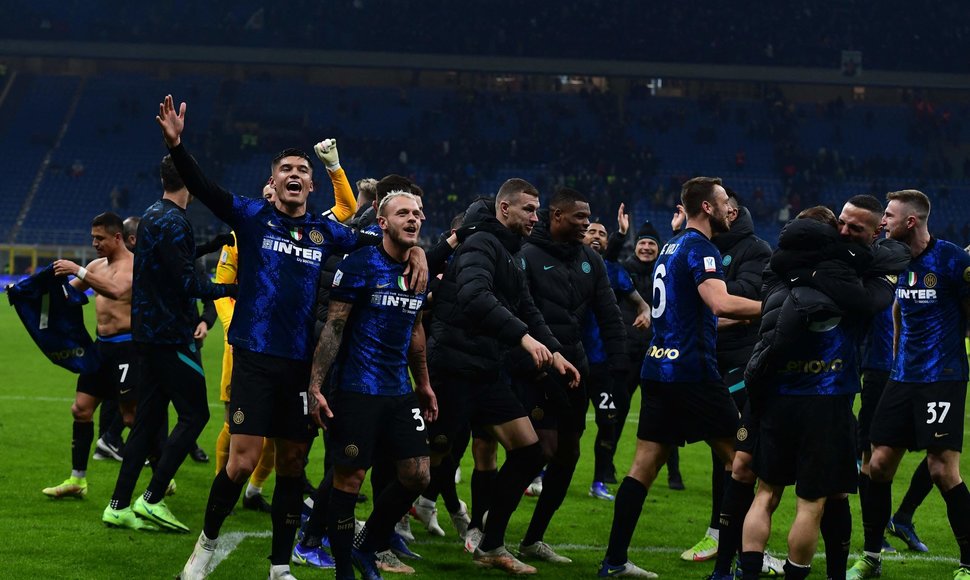 Triumfuojantys Milano „Inter“ futbolininkai