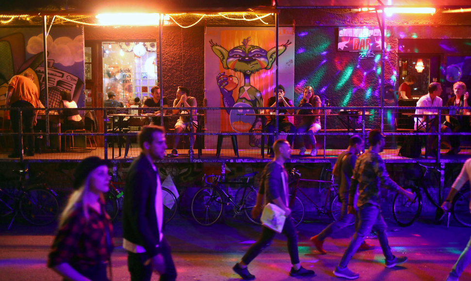 Žmonės rytinėje Berlyno pusėje, kurioje vystosi naktinių klubų bei barų kultūra