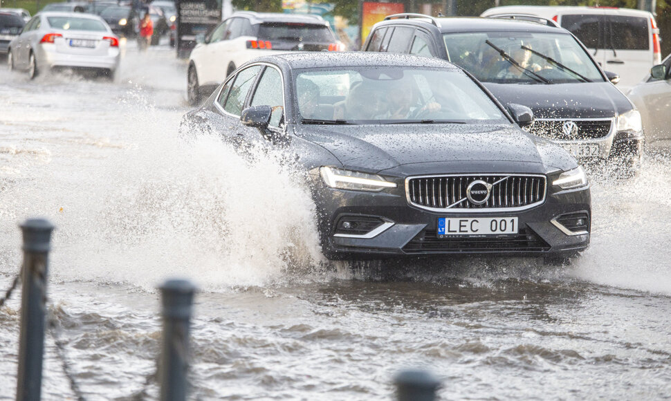 Smarkus lietus Vilniaus senamiestyje