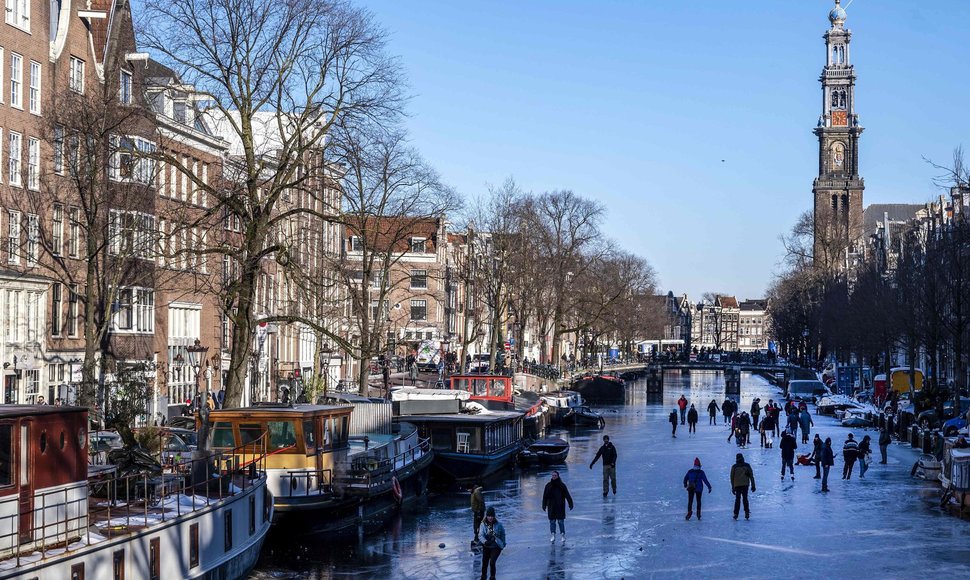 Amsterdamo gyventoja čiužia užšalusiais kanalais