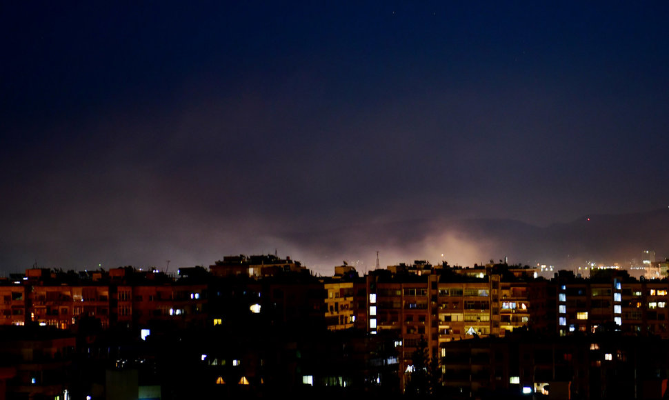 Numušus Izraelio raketas virš Damasko kyla dūmai