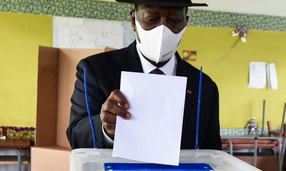 Dramblio kaulo kranto prezidentas Alassane'as Ouattara balsuoja rinkimuose