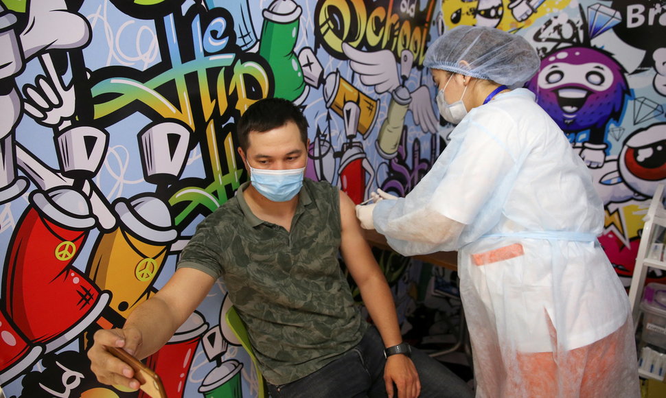 Vyras gauna „QazCovid-in“ vakciną Kazachstane
