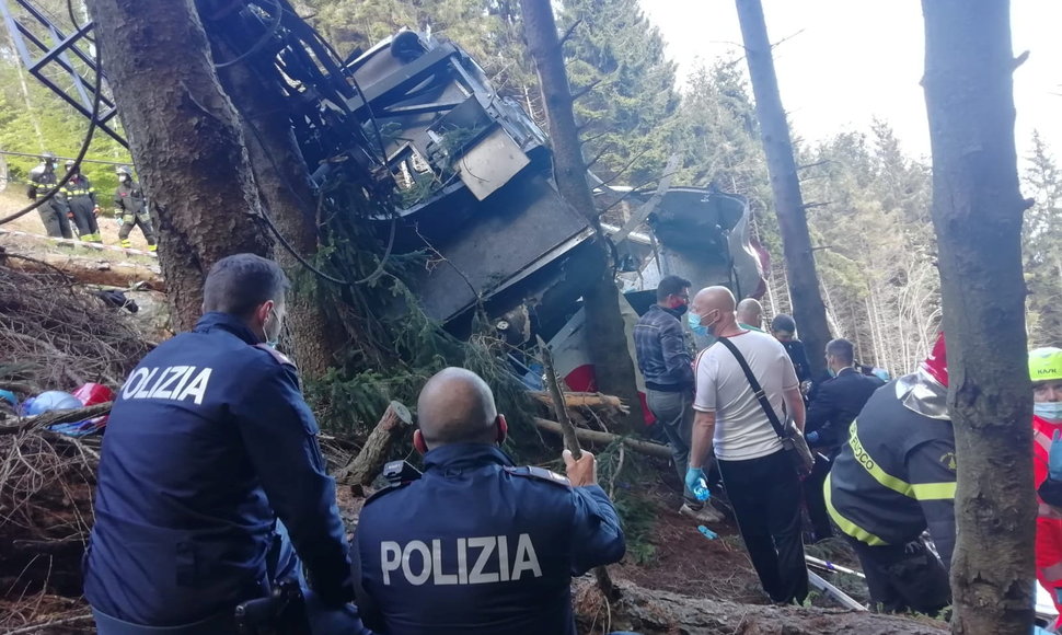 Italijoje nukritus lyninio keltuvo kabinai žuvo 8 žmonės