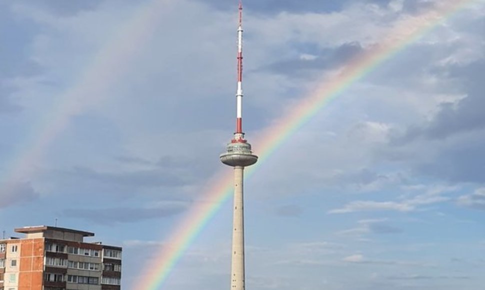 Vilniaus televizijos bokštą po lietaus apgaubė vaivorykštė
