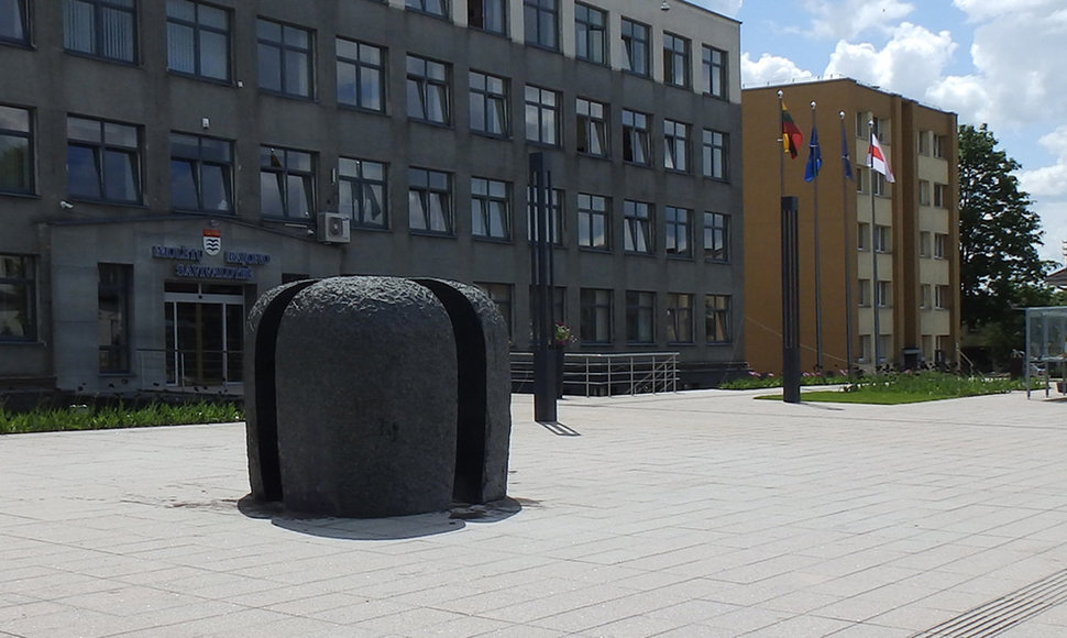 Donato Dovidavičiaus  skulptūra „Atsiveriantis branduolys“