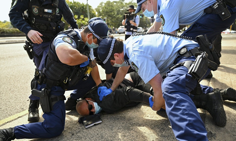 Australijoje per protestus prieš karantiną sulaikyti šimtai žmonių