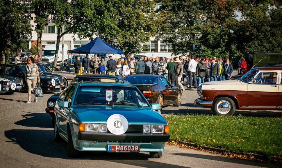 Parubežio keliais nudundėjo istorinių automobilių ralis 