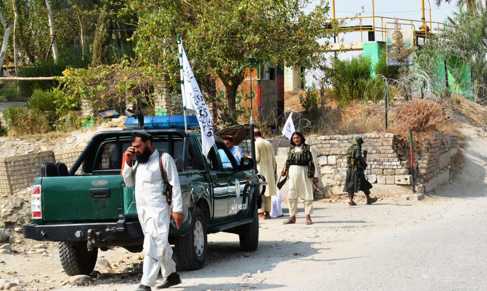 Talibano nariai tikrina vietą, netoli kuriuos nugriaudėjo sprogimas