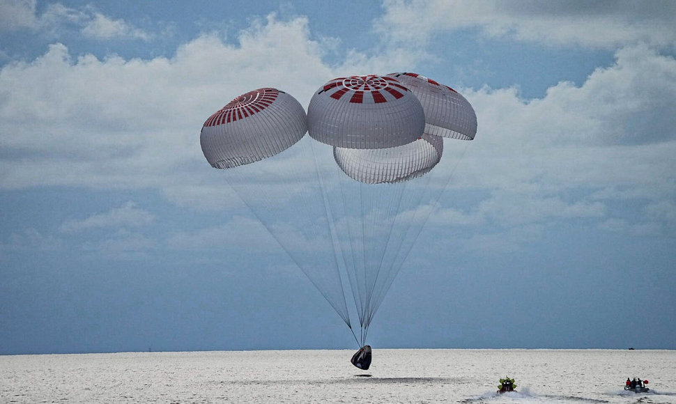 Keturi „SpaceX“ turistai nusileido Atlanto vandenyne prie Floridos pakrantės