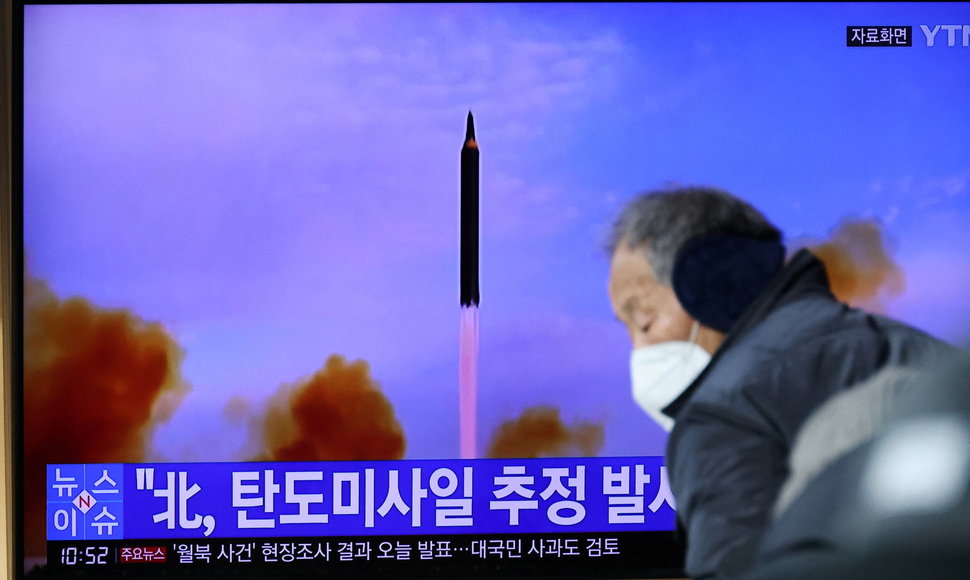 Šiaurės Korėja trečiadienį paleido, įtariama, balistinę raketą į jūrą
