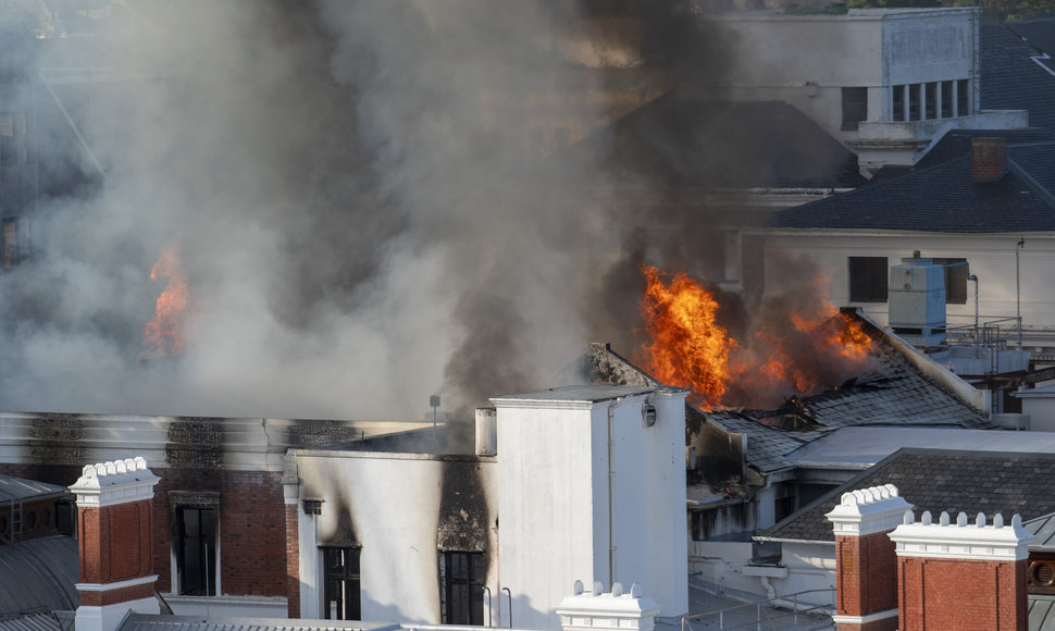 Pietų Afrikos parlamento pastate Keiptaune kilo gaisras