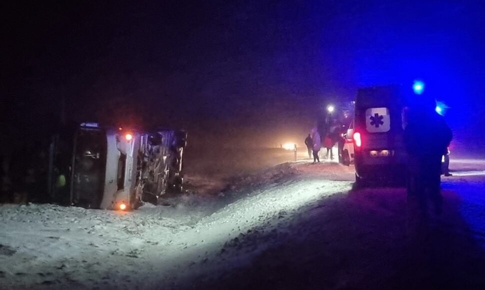Ties Lazdijais apvirto keleivius vežęs autobusas