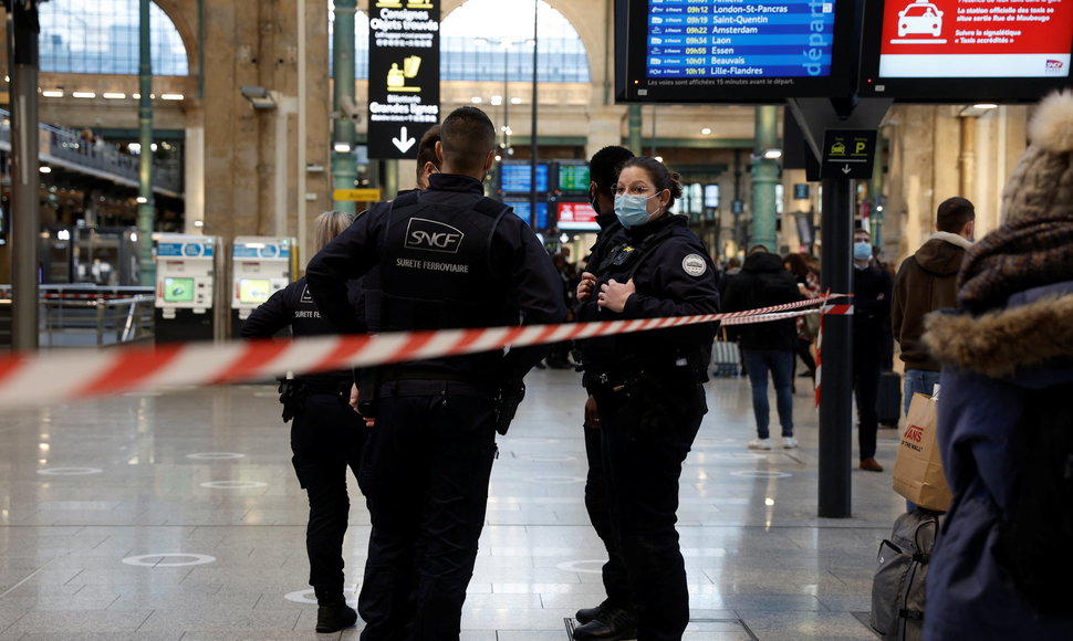 Paryžiaus traukinių stotyje nušautas policininkams peiliu grasinęs vyras