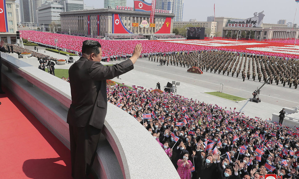 Kim Jong Unas civiliniame parade jo senelio garbei