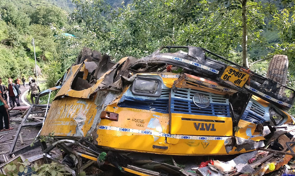 Indijoje nuo kelio nuslydo autobusas