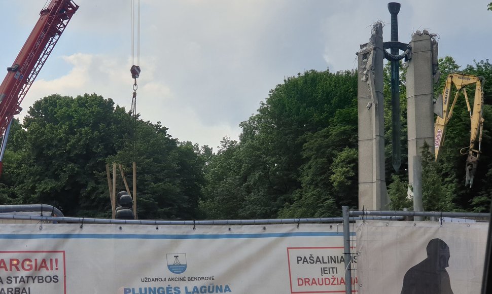 Klaipėdoje griaunamas sovietinis monumentas