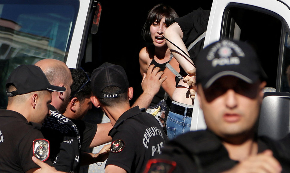 Turkijos policija išvaikė LGBTQ „Pride“ eitynes, sulaikė 30 žmonių