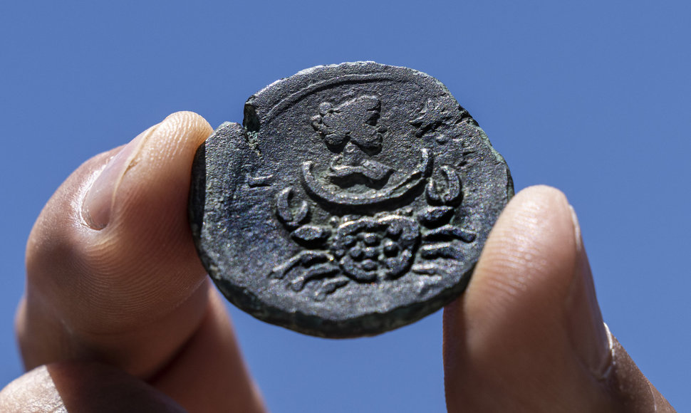 Izraelyje rasta 1 850 metų senumo bronzinė moneta su zodiako ženklu