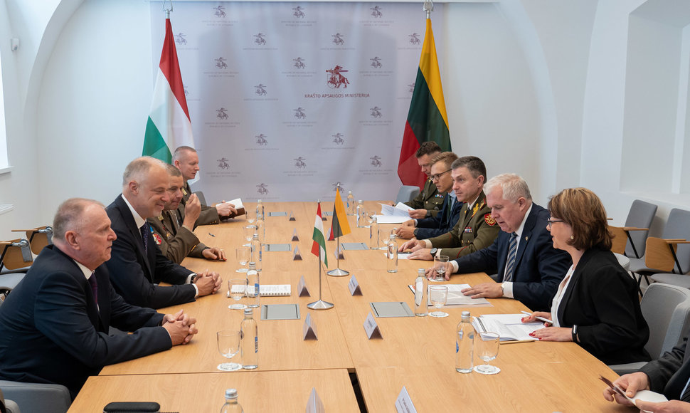 Arvydas Anušauskas susitiko su Vengrijos gynybos ministru Kristofu Szalay-Bobrovniczky