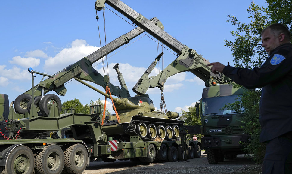 Kranai iškrauna sovietinį tanką T-34, kuris Narvoje buvo pastatytas kaip paminklas