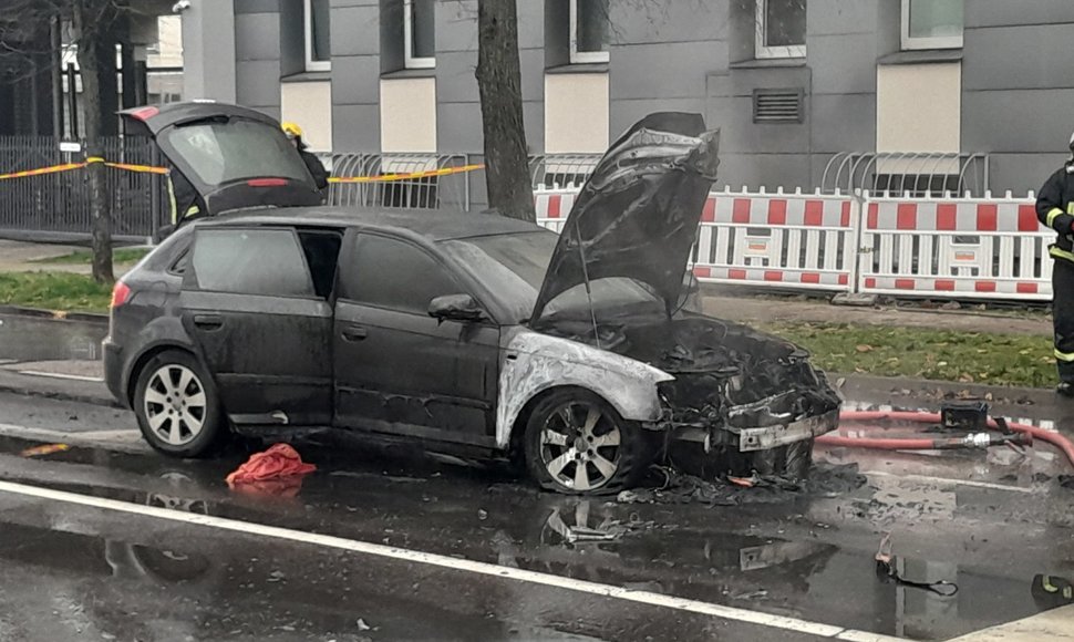 Mindaugo ir Kauno gatvių sankryžoje degė „Audi“