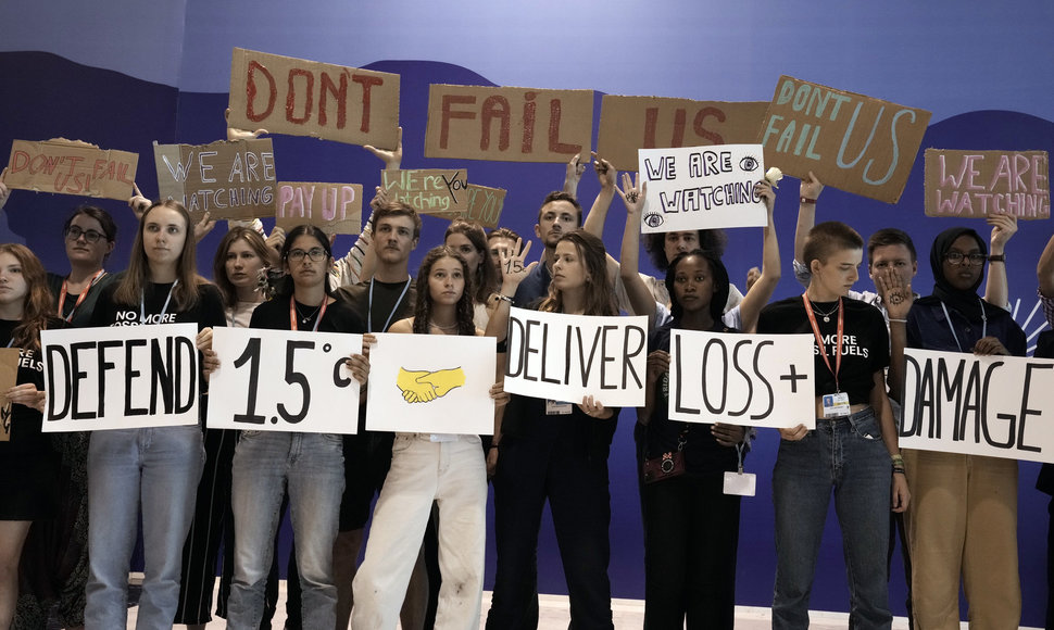 Jaunieji klimato aktyvistai COP27 konferencijoje