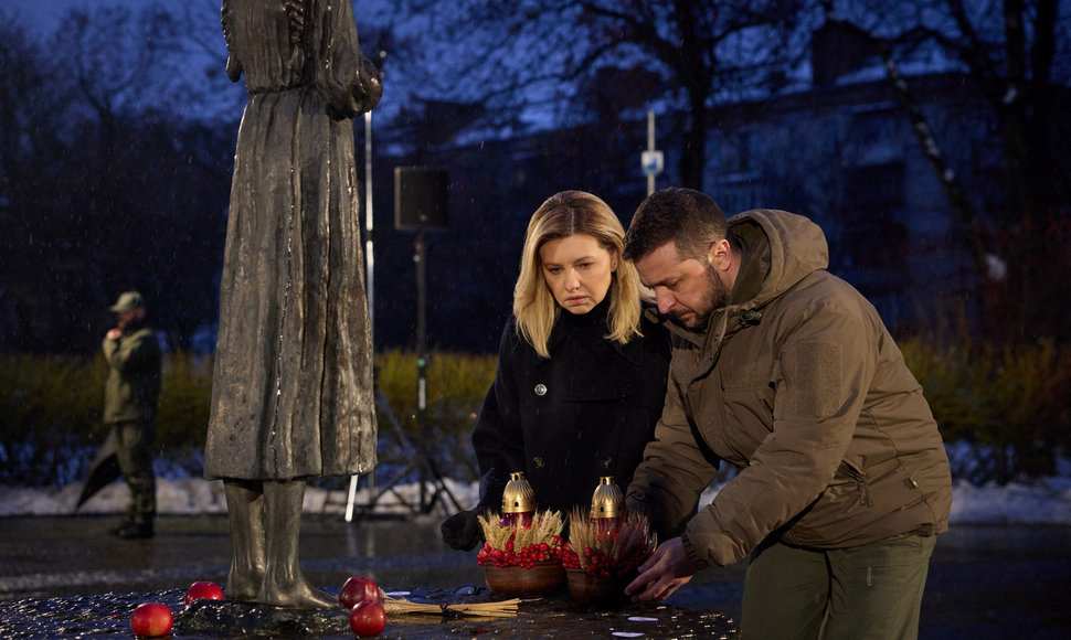 Olena Zelenska ir Volodymyras Zelenskis atidavė pagarbą Holodomoro aukoms