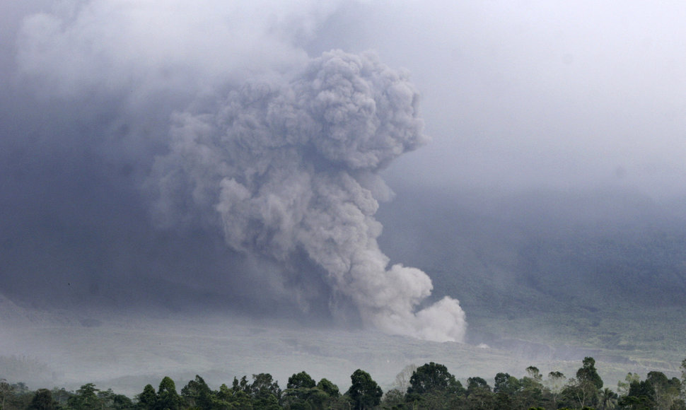 Indonezijoje veržiasi Semeru ugnikalnis