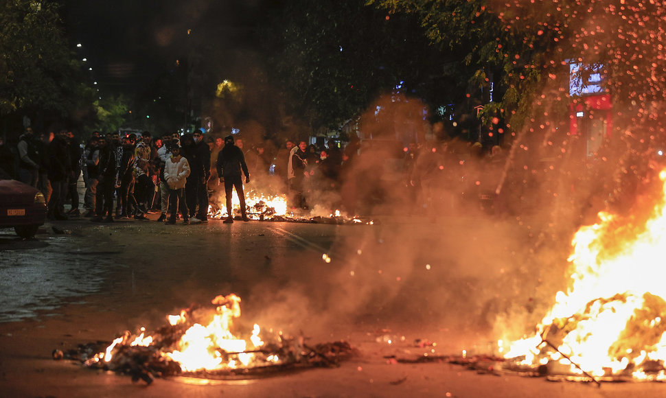 Graikijos policijai pašovus romų paauglį kilo pikti protestai