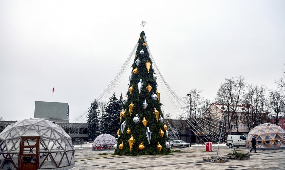 Puošiama Panevėžio eglė