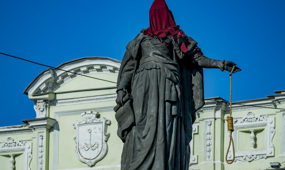 Taip Jekaterinos Didžiosios statula atrodė lapkritį – su budelio gobtuvu ir kartuvių virve rankoje