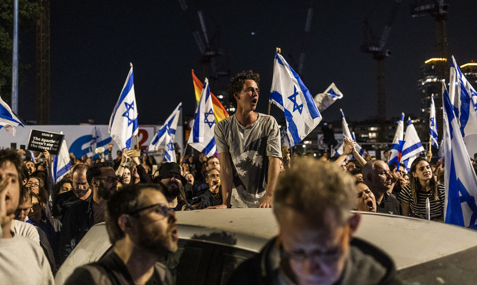 Protestuotojai prie grožio salono, kuriame buvo B.Netanyahu žmona