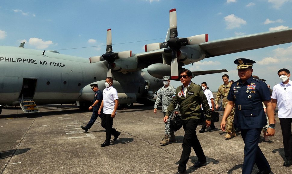 Filipinų prezidentas Ferdinandas Marcosas jaunesnysis apžiūri JAV vyriausybės dovanotą lėktuv