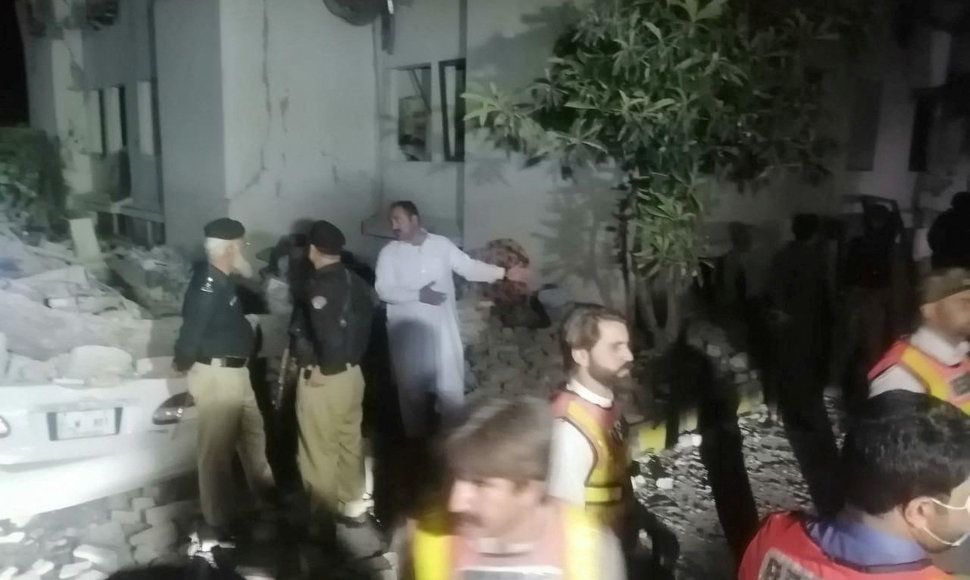 Pakistane per sprogdinimo išpuolį policijos nuovadoje žuvo 12 žmonių