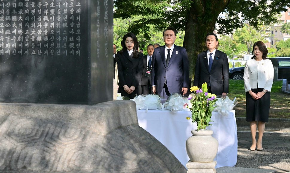 Japonijos ir Pietų Korėjos vadovai Hirošimoje surengė istorinį vizitą